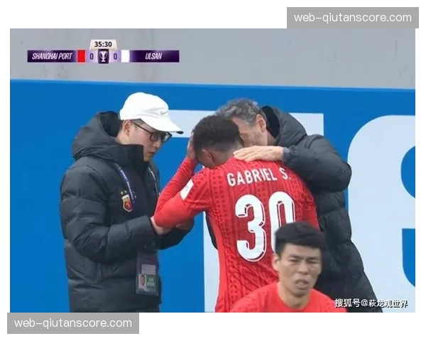 上海海港遭遇大面积伤病困扰 克劳德安佩姆缺席训练影响轮换 上海海港遭遇大面积伤病困扰 克劳德安佩姆缺席训练影响轮换